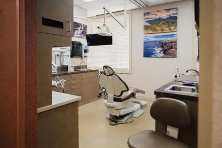 Photo of an exam room at Dr. Fred Peck's dental practice.